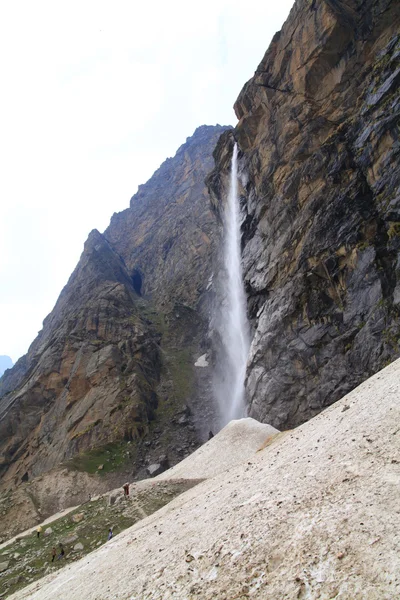 Cascadă lângă Badrinath, India de Nord — Fotografie, imagine de stoc