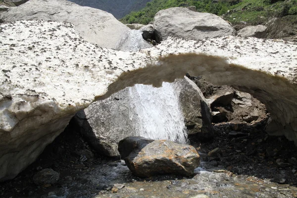 在印度北部喜马拉雅冰川拱 — 图库照片