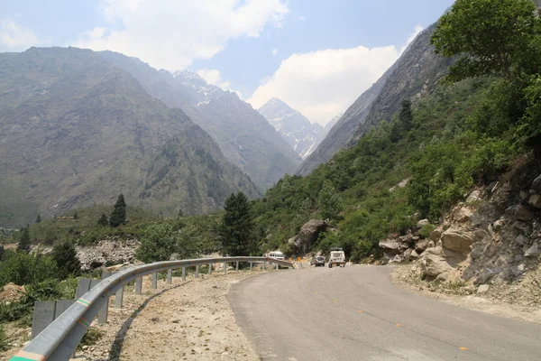 Una stretta strada di montagna per Badrinath ", India settentrionale " — Foto Stock