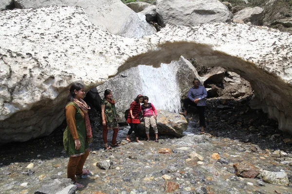 Glacial arch in the Himalayas.Group photo of an Indian family — Zdjęcie stockowe