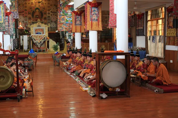 El servicio en un templo Buddhist en McLeod Ganji, India del norte . —  Fotos de Stock