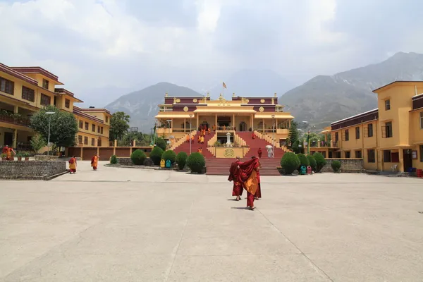 Gyalwang Karmapa y Reziidentsiya Monasterio tántrico Gyuto cerca de Darmshaloy, norte de la India —  Fotos de Stock