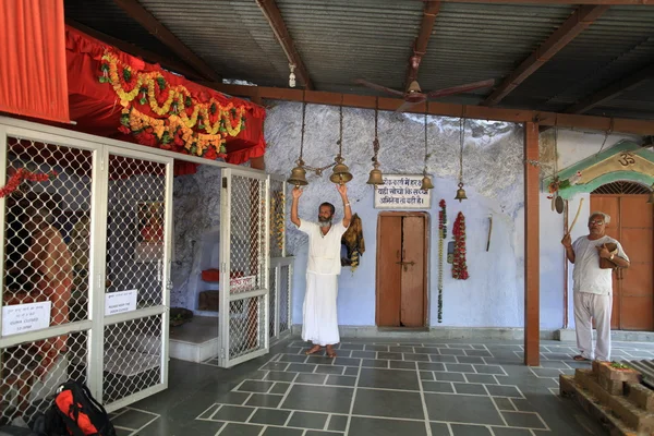 I monaci all'ingresso della grotta Vasistha — Foto Stock