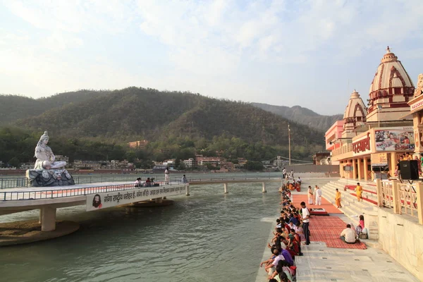 在城市，国际资本的瑜伽，"北印度瑞诗凯诗的码头" — 图库照片