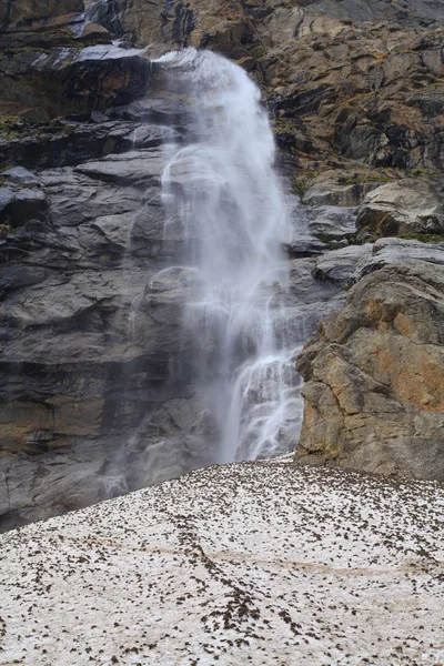 Una hermosa cascada en los glaciares del Himalaya —  Fotos de Stock