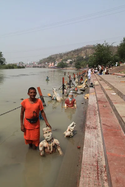 Dagliga tvagning (av badningen) i Ganges — Stockfoto