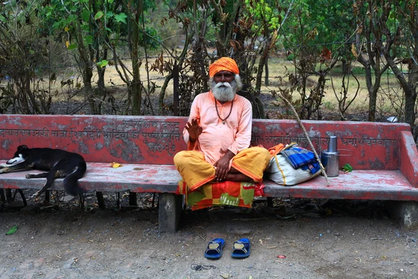 O peregrino descansando no banco. Norte da Índia — Fotografia de Stock