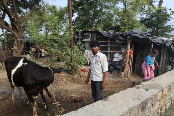 Hindoe familie in de buurt van het huis, Noord-india — Stockfoto