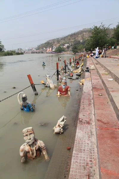 Abluciones diarias (de baño) en el Ganges — Foto de Stock