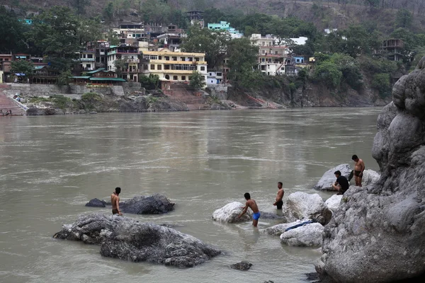 Erkekler nehirde yıkanmak — Stok fotoğraf