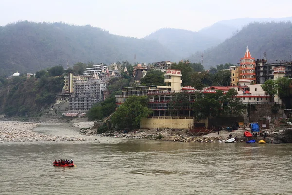 Rafting no Ganges, a cidade de Rishikesh, norte da Índia — Fotografia de Stock