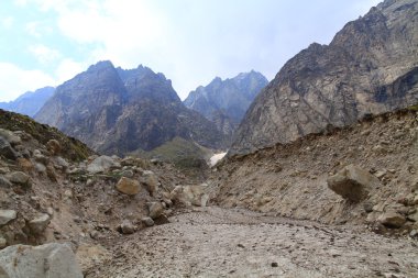 şelale vasudhara için yürüyüş yolu