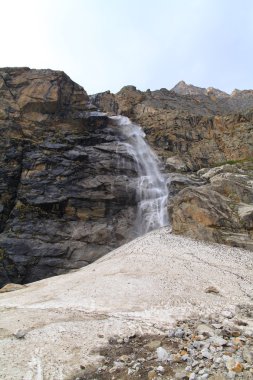 şelalenin yakınında badrinath, Kuzey Hindistan