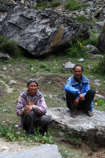 Iki adam tarafından Kuzey Hindistan kenarında oturan — Stok fotoğraf