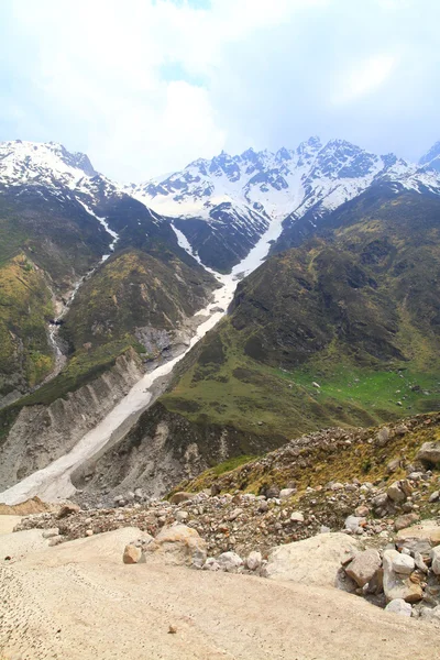 Zamrzlou řeku v Himalájích — Stock fotografie