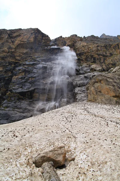 Водопад рядом с Бадринатом, Северная Индия — стоковое фото