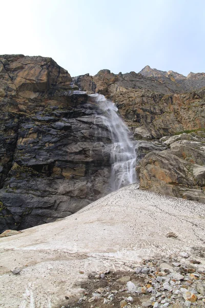 Wodospad w pobliżu badrinath, Północne Indie — Zdjęcie stockowe