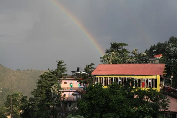 Regenbogen in mcleod ganji — Stockfoto