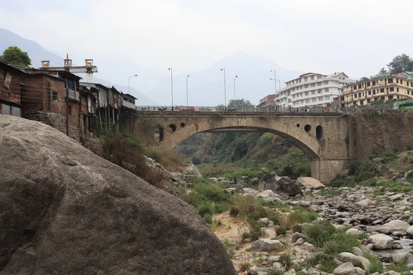 Каменный мост через реку — стоковое фото