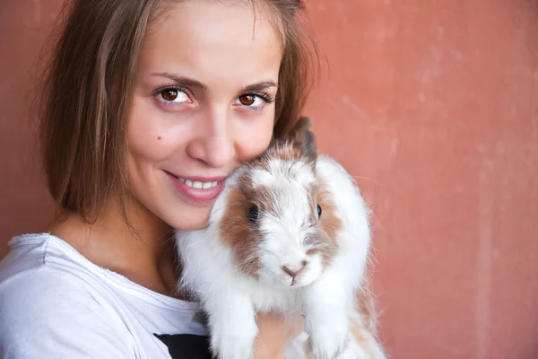 토끼를 키우는 소녀. 스톡 사진