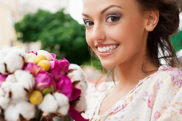 Junge Frau mit Blumenstrauß — Stockfoto