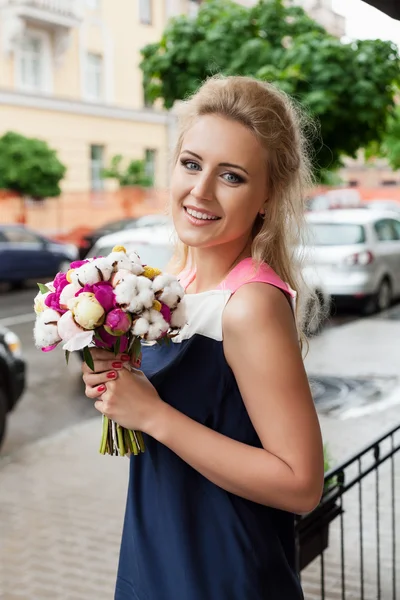 花束を持つ若い女 — ストック写真