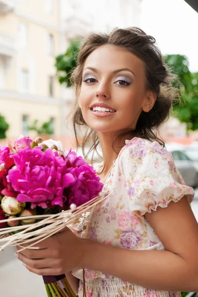 花束を持った女性 — ストック写真