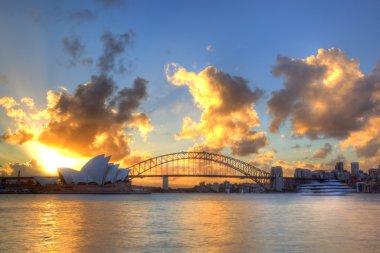 Sydney harbour opera binası ve köprü ile