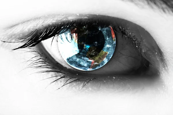 Earth in the eye — Stock Photo, Image