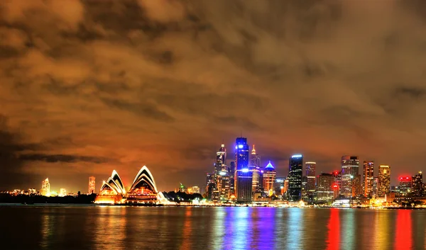 Sydney Harbour з оперний театр і міст — стокове фото