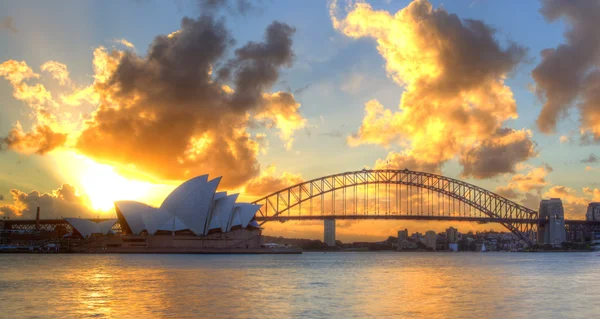 Puerto de Sydney con Opera House y Puente — Foto de Stock