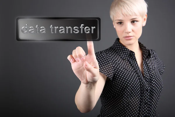 Concepto de transferencia de datos - mujer de negocios pantalla táctil — Foto de Stock