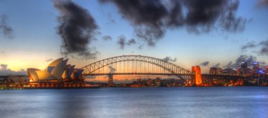 Sydney harbour opera binası ve köprü ile