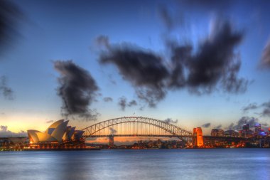 Sydney harbour opera binası ve köprü ile