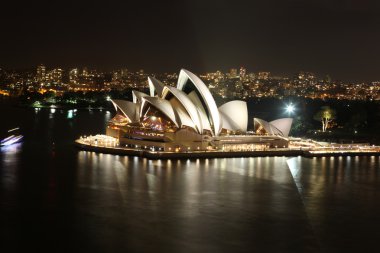 Sydney harbour opera binası ve köprü ile