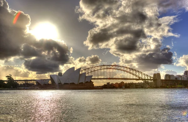Sydney harbour opera binası ve köprü ile — Stok fotoğraf
