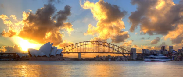 Sydney harbour Operaház és a bridge — Stock Fotó
