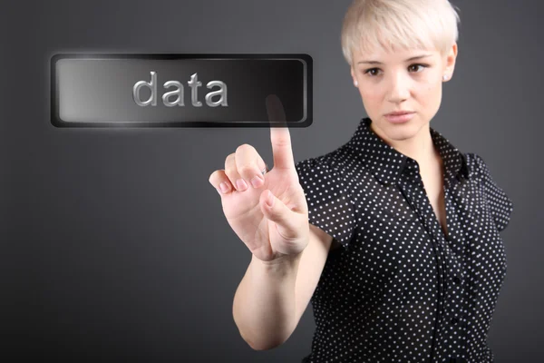 Datenkonzept - Geschäftsfrau am Touchscreen — Stockfoto