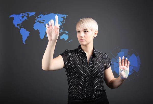 Dünya iş bağlantı kavramı - ekran dokunaklı bir iş kadını — Stok fotoğraf