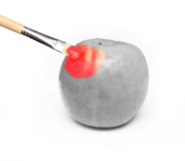 มือวาดแอปเปิ้ลเปียกสีแดงสด ส่วนหนึ่งเป็นสีดําและสีขาวและบางส่วน — ภาพถ่ายสต็อก