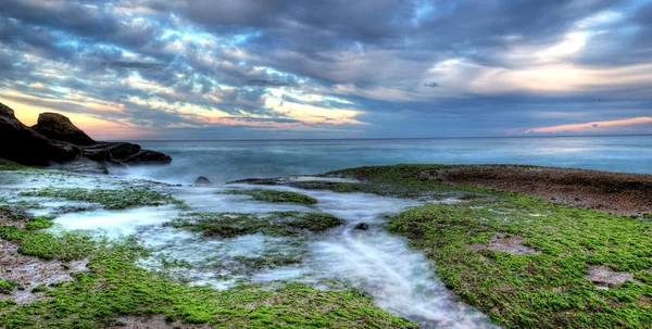 Zee stenen bij zonsondergang - sydney Australië — Stockfoto