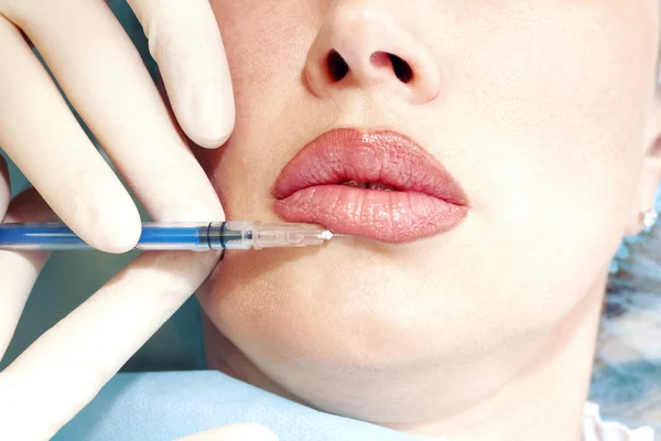 Inyección cosmética en los labios femeninos Fotos de stock