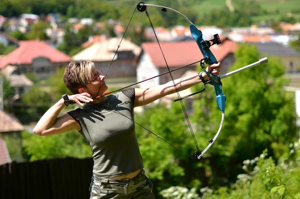重石弓射手を持つ女性 — ストック写真