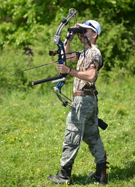 Treinamento jovem arqueiro com o arco — Fotografia de Stock