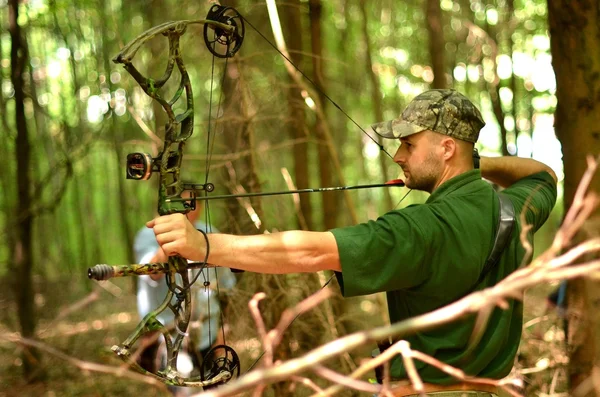 Caçador de arco moderno na floresta — Fotografia de Stock
