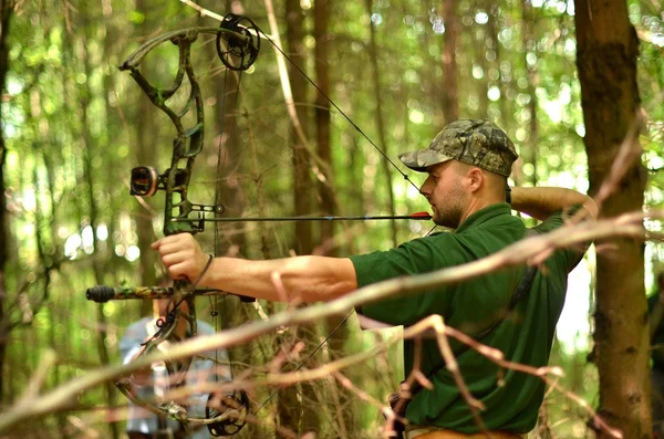 Moderno cazador de arco en el bosque —  Fotos de Stock