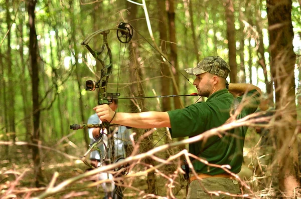Moderne boog jager in het bos — Stockfoto