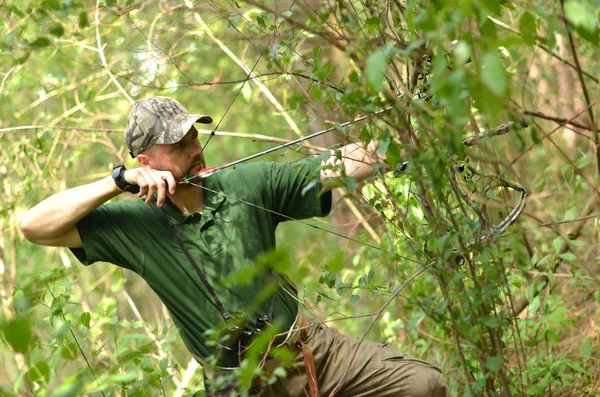 Nowoczesny łuk hunter w lesie — Zdjęcie stockowe
