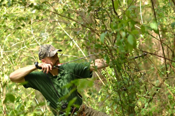 Σύγχρονη τόξο κυνηγός στο δάσος — Φωτογραφία Αρχείου