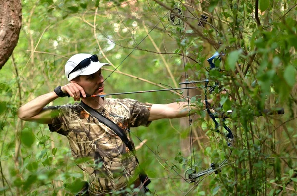 Mladý archer školení s lukem — Stock fotografie